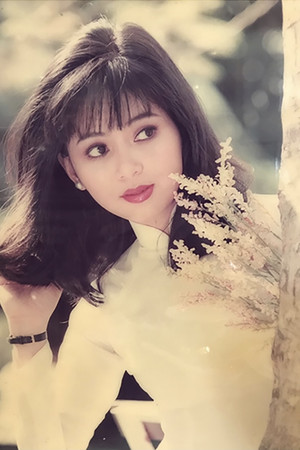 Lê Hồng Thủy Tiên portrait