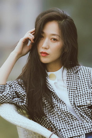 Yu Feifei portrait