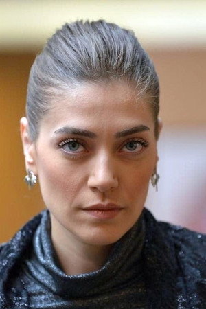 Öznur Serçeler portrait