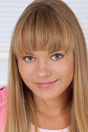 Nesti Shy portrait