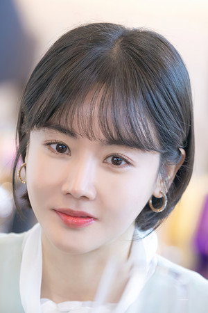 Hwang Woo-seul-hye portrait