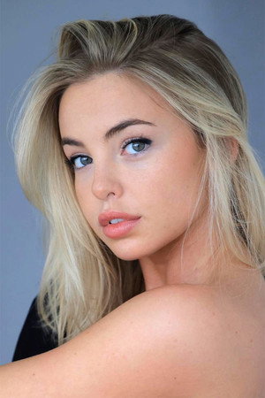 Emma Kotos portrait