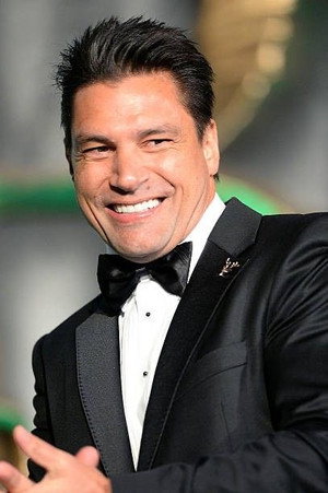 Manu Bennett portrait