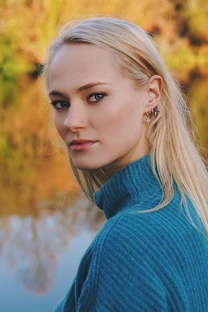 Jessica Madsen portrait