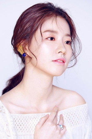Lee Shi-a portrait