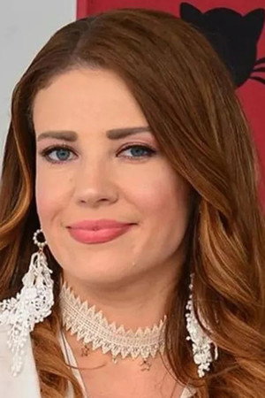 Esra Sönmezer portrait