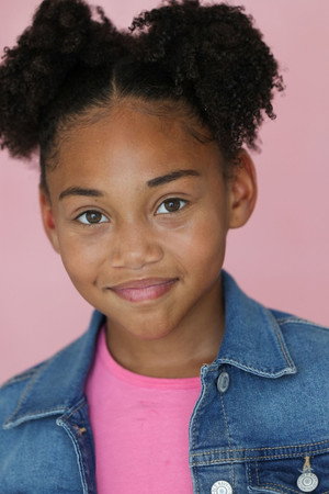 Elle Naomi portrait