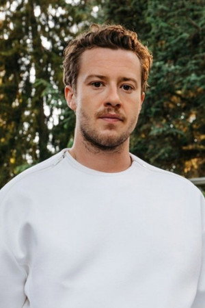 Joseph Quinn portrait