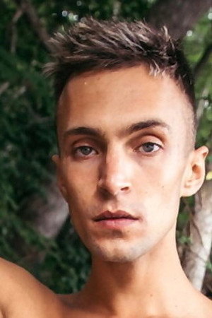 Ari Avanti portrait