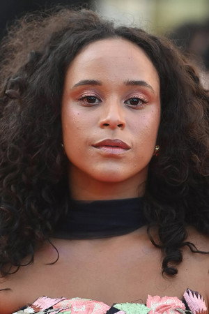 Mari Oliveira portrait
