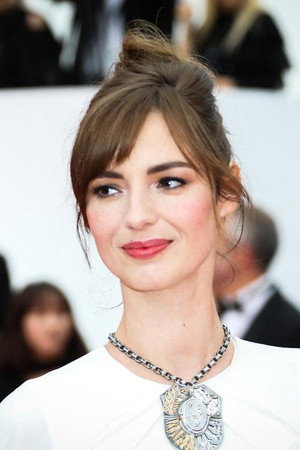 Louise Bourgoin portrait