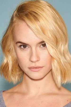 Ema Horvath portrait