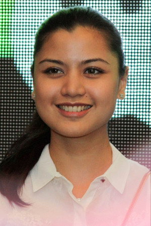 Lisa Surihani portrait