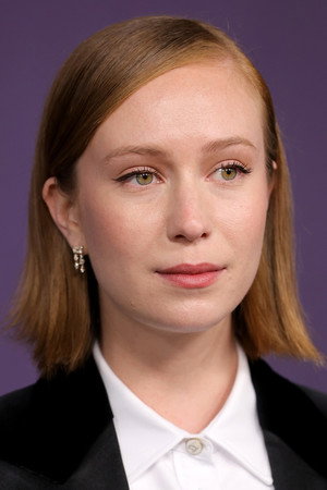 Hannah Einbinder portrait
