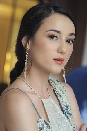 Julie Estelle portrait