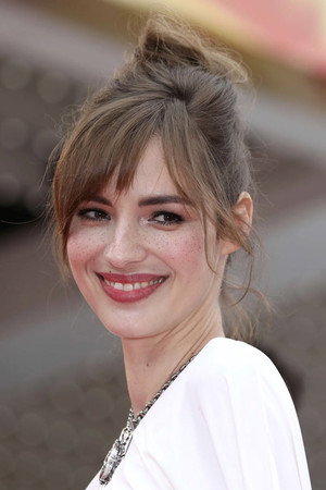 Louise Bourgoin portrait
