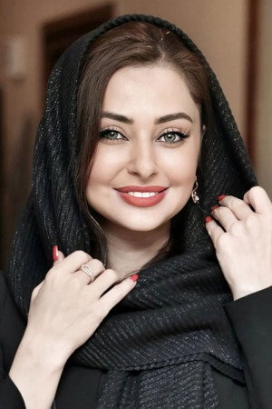 Nafiseh Roshan portrait