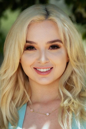 Lexi Lore portrait
