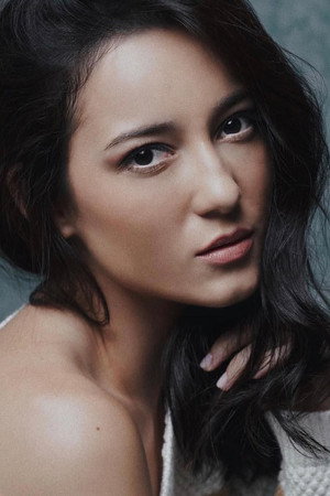 Julie Estelle portrait