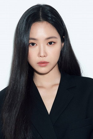 Son Na-eun portrait
