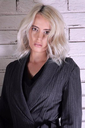 Doresa Rexha portrait
