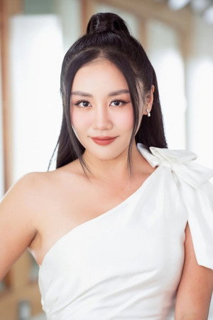 Văn Mai Hương portrait