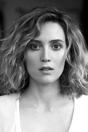 Evelyne Brochu portrait