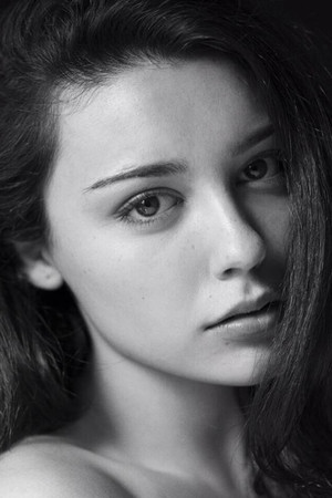 Carla Díaz portrait