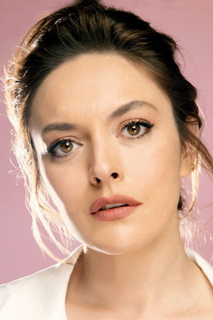 Ezgi Mola portrait