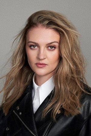 Lara Peake portrait