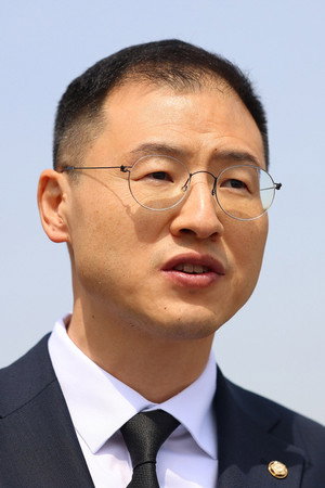 Kim Sang-wook portrait