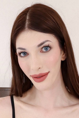 Ava Holt portrait