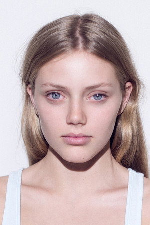 Grace Van Dien portrait