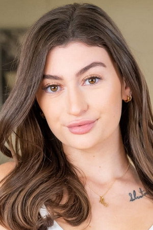 Mae Milano portrait