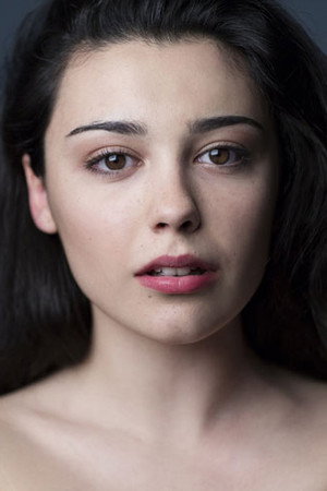 Carla Díaz portrait