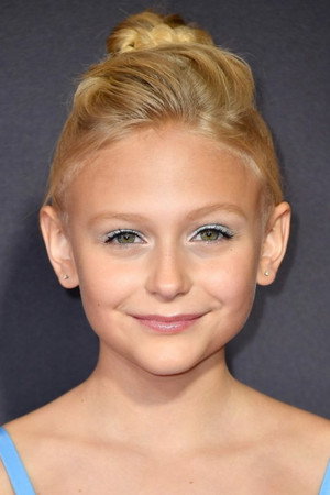 Alyvia Alyn Lind portrait
