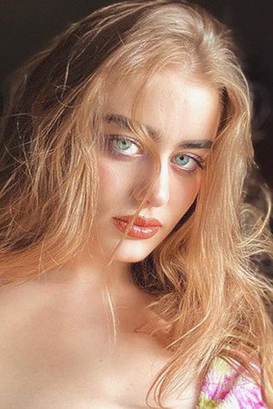 Alli Hart portrait