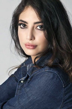 Melike İpek Yalova portrait
