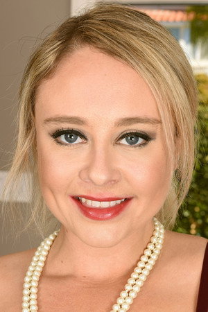 Elle McRae portrait
