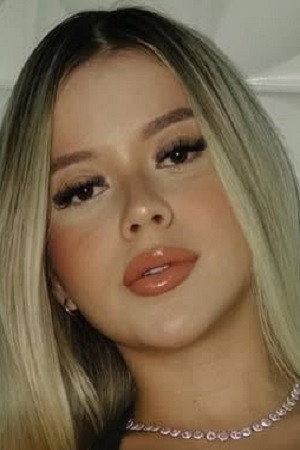 Aline Gomes portrait