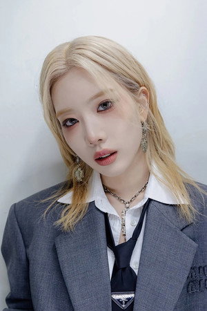 Kim Lip portrait