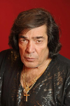 Cacho Castaña portrait