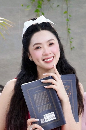 KHÁNH TIÊN LEONA portrait