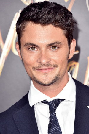 Shiloh Fernandez portrait