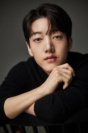 Lee Hyo-je portrait