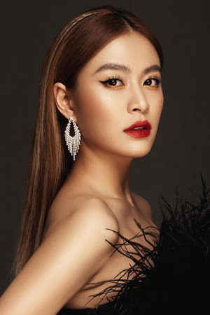 Hoàng Thùy Linh portrait