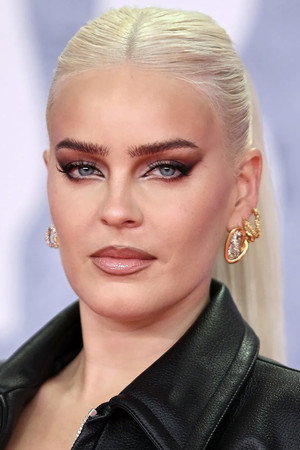 Anne-Marie portrait
