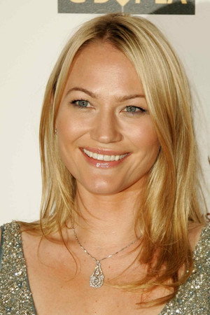 Sarah Wynter portrait
