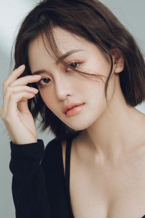 Thùy Anh portrait