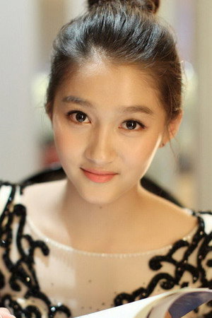 Guan Xiaotong portrait